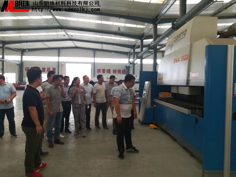 技術人員帶領參訓人員參觀車間設備