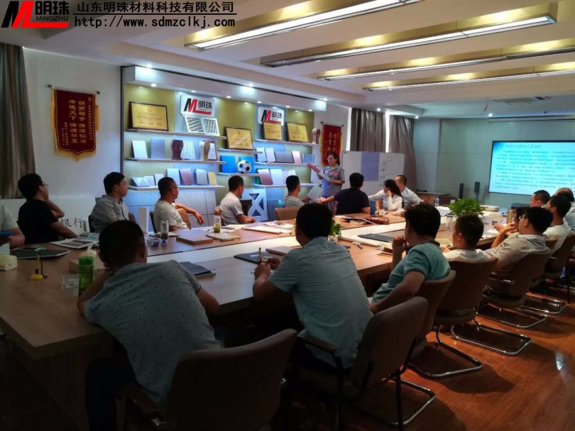 技術人員講解產品特點